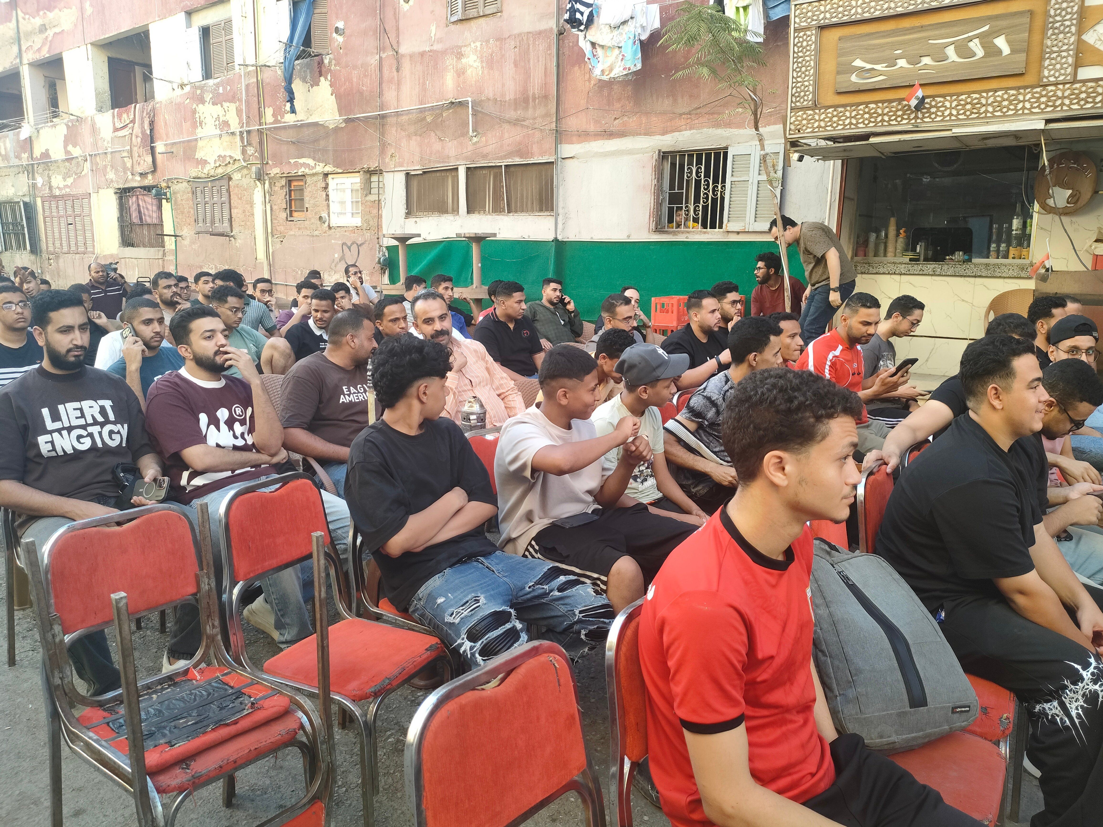 توافد المواطنين على المقاهى والأندية بأسيوط لمتابعة مباراة مصر والأرجنتين (4) توافد المواطنين على المقاهى والأندية بأسيوط لمتابعة مباراة مصر والأرجنتين (4)