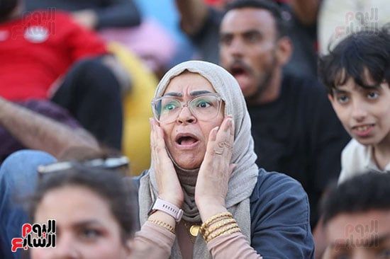 فرحة الجماهير بالشوط الأول (6) فرحة الجماهير بالشوط الأول (6)