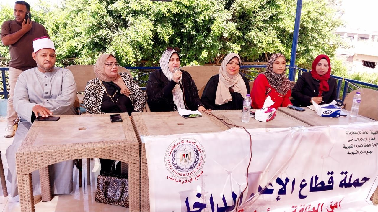 جانب من الندوة جانب من الندوة