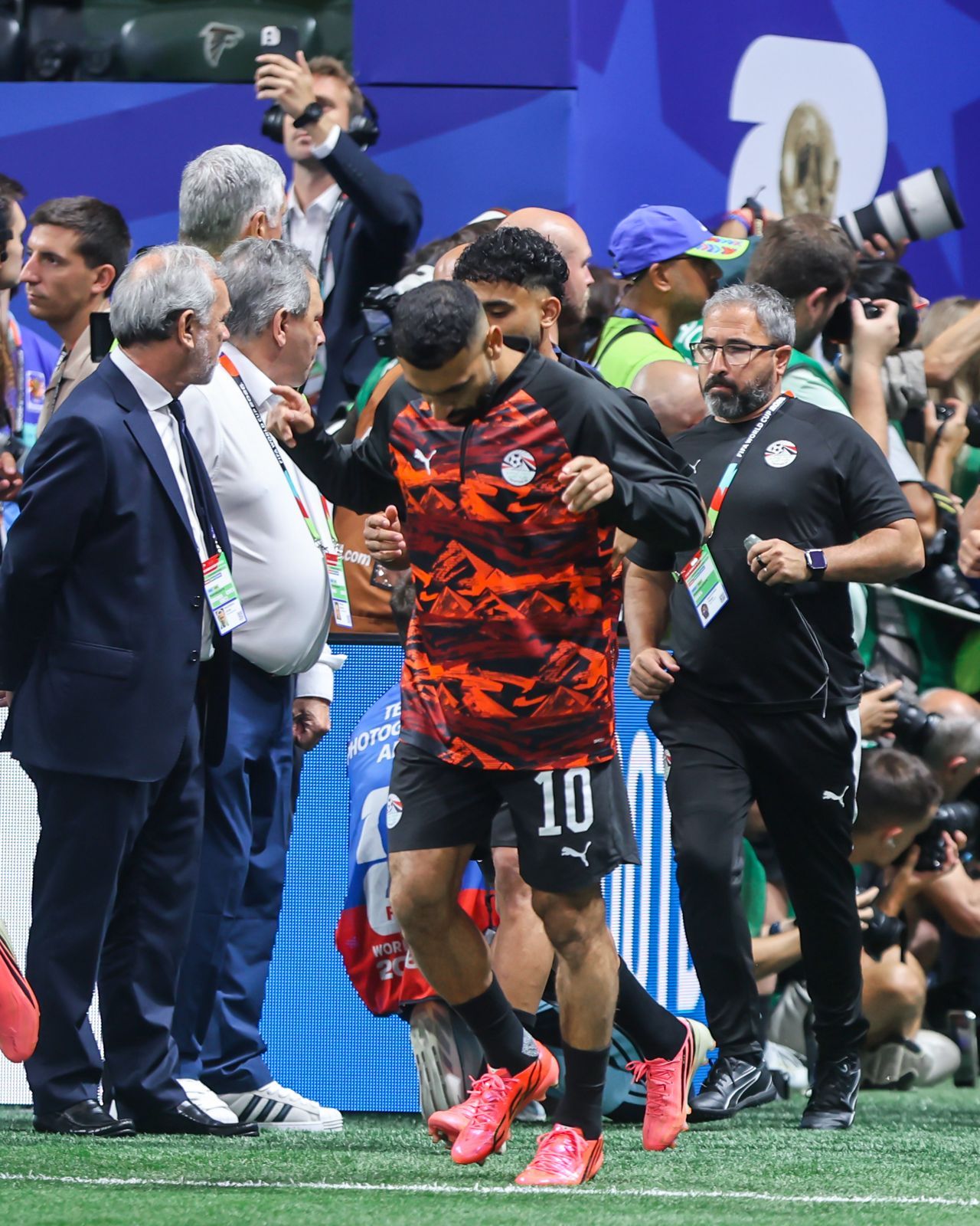 منتخب مصر ينهى عملية الإحماء (1) منتخب مصر ينهى عملية الإحماء (1)