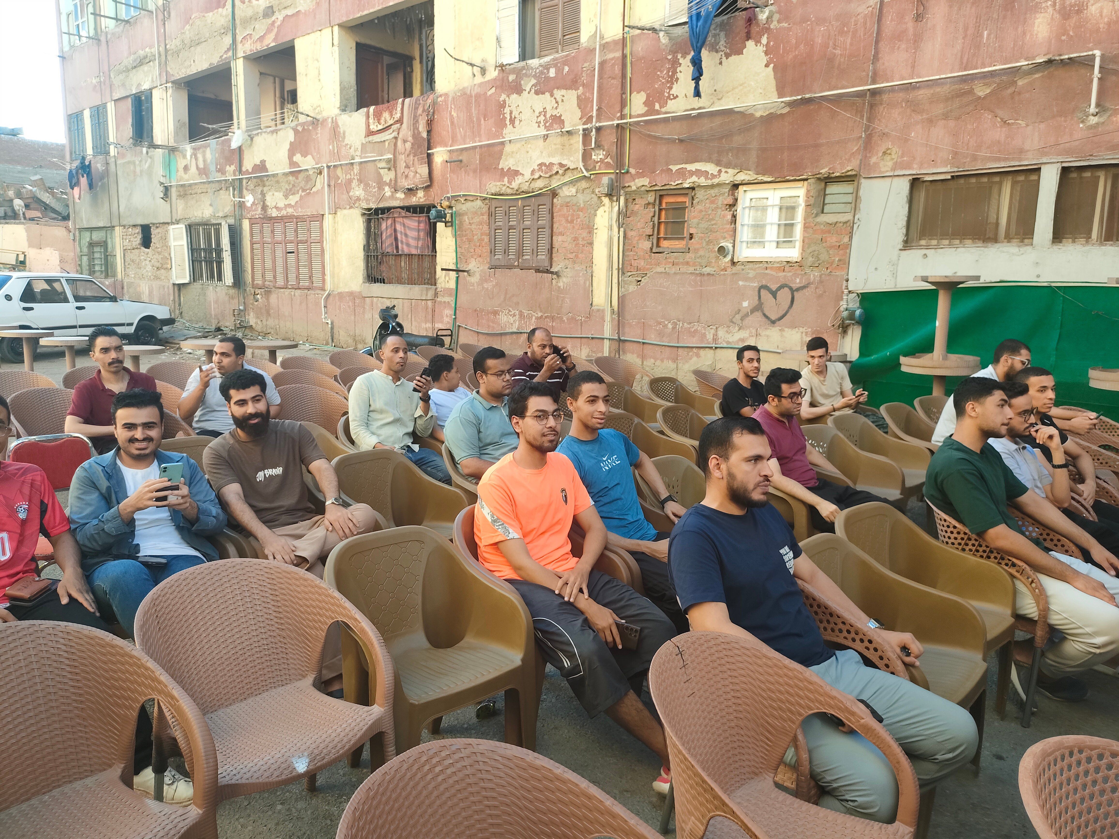 توافد المواطنين على المقاهى والأندية بأسيوط لمتابعة مباراة مصر والأرجنتين (3) توافد المواطنين على المقاهى والأندية بأسيوط لمتابعة مباراة مصر والأرجنتين (3)