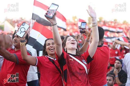 فرحة الجماهير بالشوط الأول (4) فرحة الجماهير بالشوط الأول (4)