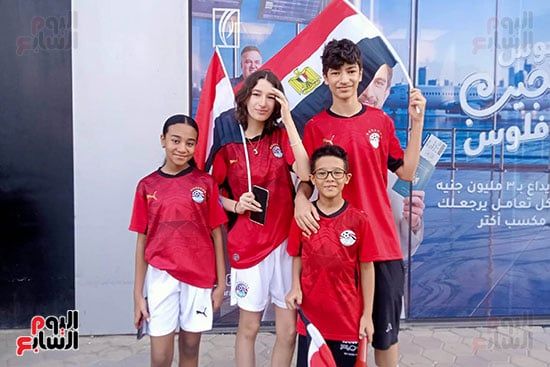الأطفال يشجعون المنتخب الأطفال يشجعون المنتخب