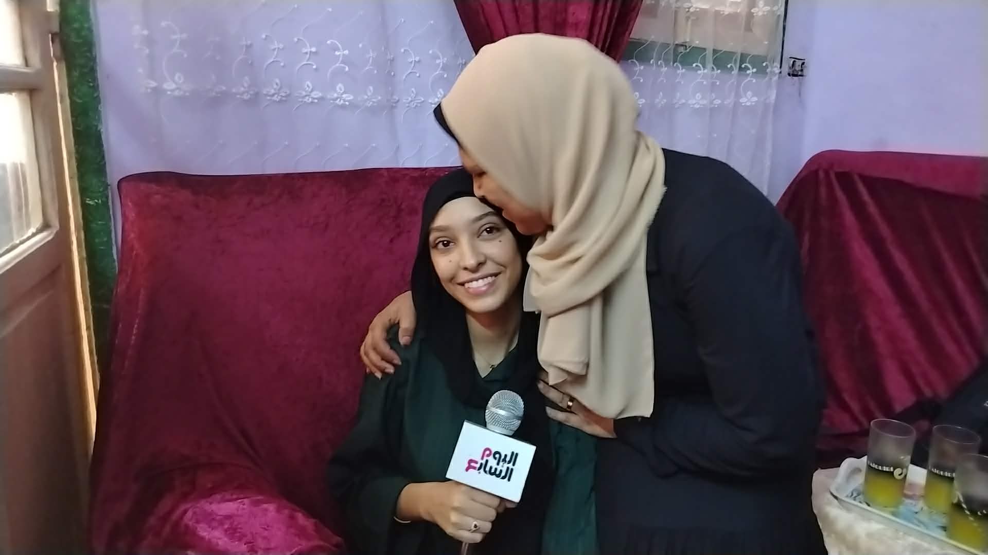 الطالبة رحمة محمد مع والداتها الطالبة رحمة محمد مع والداتها