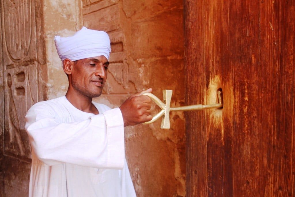 حارس المعبد مع مفتاح الحياة حارس المعبد مع مفتاح الحياة