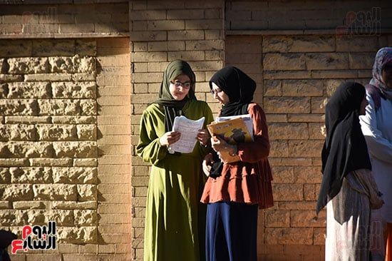 قطار الثانوية العامة يصل محطة الفيزياء والتاريخ (1) قطار الثانوية العامة يصل محطة الفيزياء والتاريخ (1)