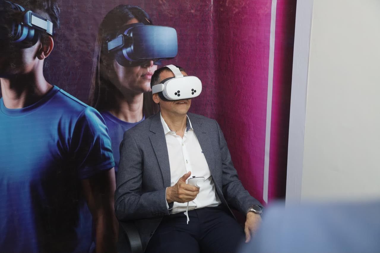 المهندس عمرو لاشين محافظ أسوان يجرى تجربة عملية لاستخدام الواقع الافتراضيVR للتعرف على مخاطر المخدرات. المهندس عمرو لاشين محافظ أسوان يجرى تجربة عملية لاستخدام الواقع الافتراضيVR للتعرف على مخاطر المخدرات.