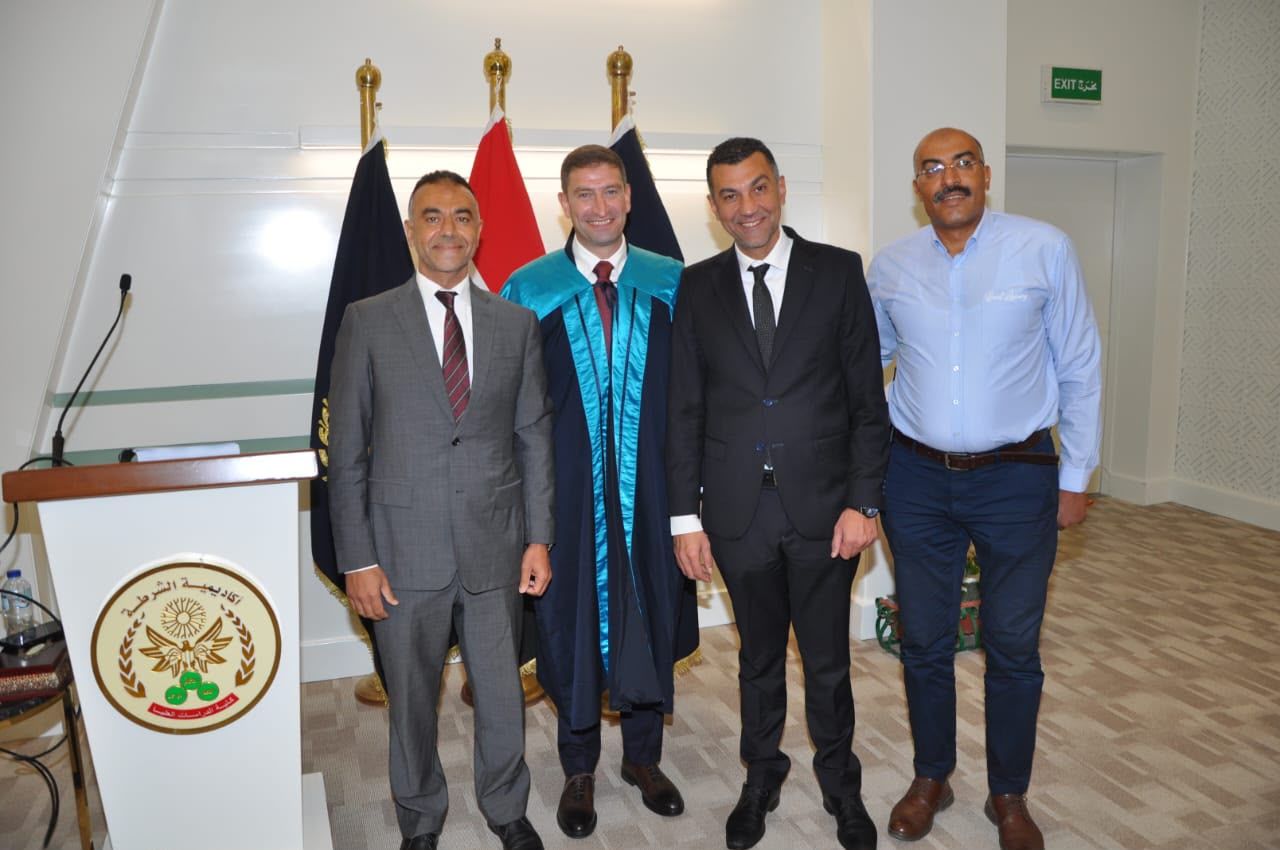 العقيد الدكتور محمد بشر بعد الحصول على درجة الدكتوراه (1) العقيد الدكتور محمد بشر بعد الحصول على درجة الدكتوراه (1)