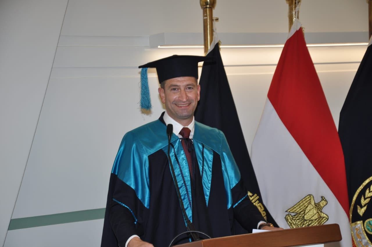 العقيد الدكتور محمد بشر بعد الحصول على درجة الدكتوراه (4) العقيد الدكتور محمد بشر بعد الحصول على درجة الدكتوراه (4)