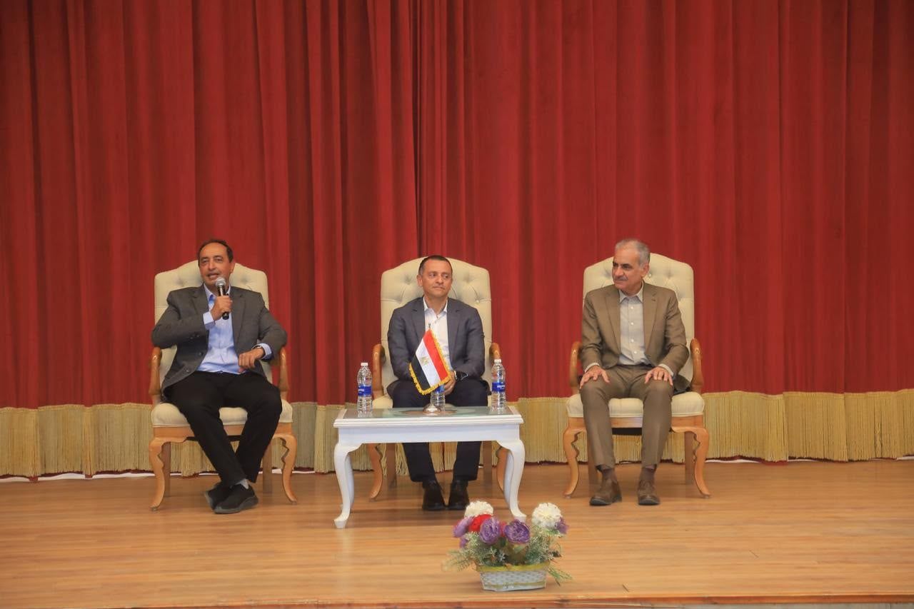 الدكتور عمرو عثمان مدير صندوق مكافحة وعلاج الإدمان والمهندس عمرو لاشين محافظ أسوان والدكتور لؤي سعد الدين رئيس جامعة أسوان الدكتور عمرو عثمان مدير صندوق مكافحة وعلاج الإدمان والمهندس عمرو لاشين محافظ أسوان والدكتور لؤي سعد الدين رئيس جامعة أسوان
