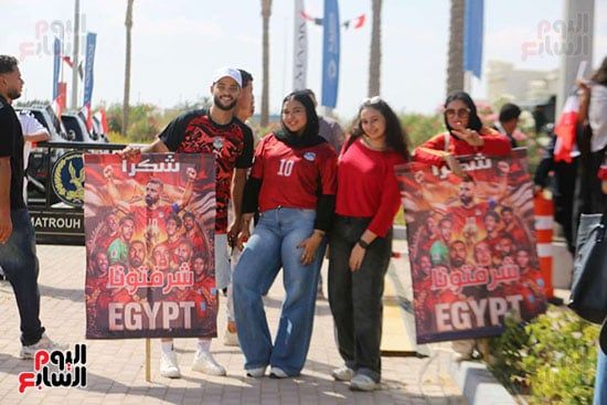 الحمهور المصرى امام مطار العلمين بلافتات الشكر للمنتخب الحمهور المصرى امام مطار العلمين بلافتات الشكر للمنتخب