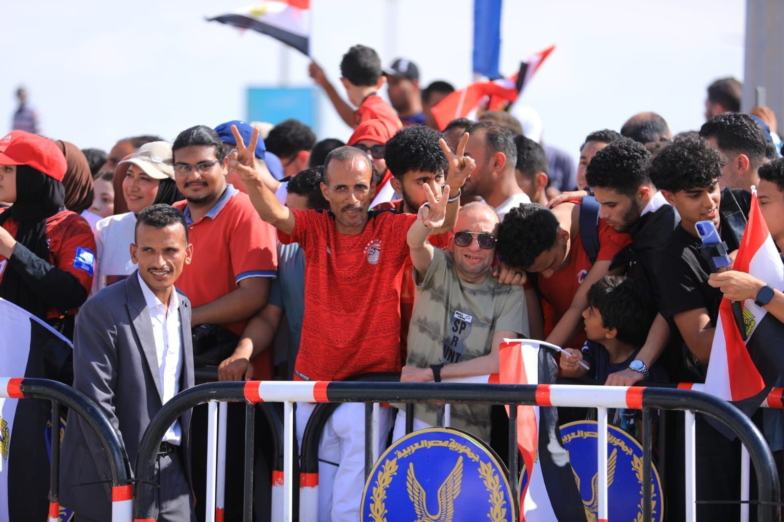 الجماهير فى انتظار وصول طائرة المنتخب