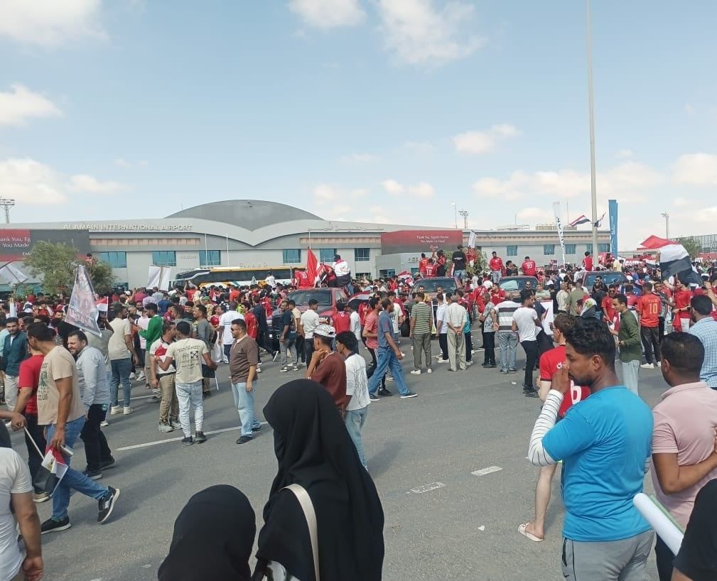 الجماهير في كل مكان بالعلمين خلال استقبال المنتخب المصري الجماهير في كل مكان بالعلمين خلال استقبال المنتخب المصري