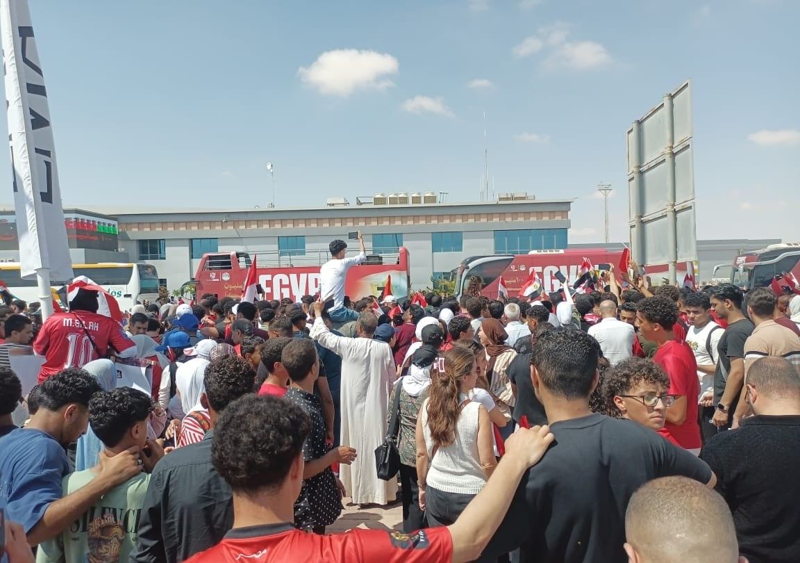 الجماهير تملي ميادين العلمين خلال استقبال المنتخب المصري الجماهير تملي ميادين العلمين خلال استقبال المنتخب المصري