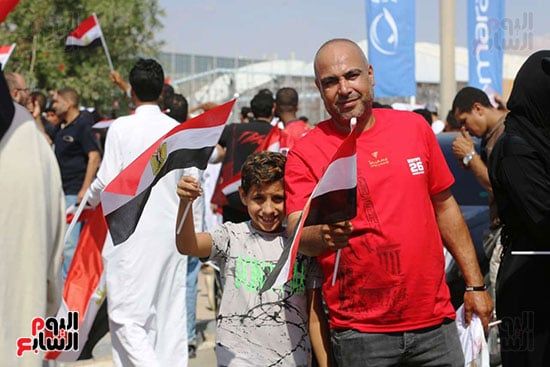 باعلام مصر طفل ووالده فى انتظار المنتخب باعلام مصر طفل ووالده فى انتظار المنتخب