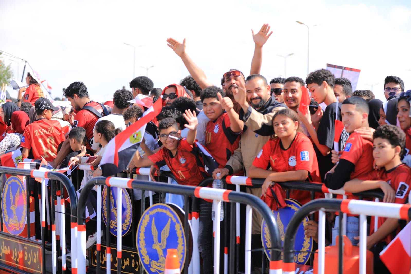 جانب من مشاركة الألاف من الجماهير المصرية ونجوم الفن والسياسة في انتظار وصول طائرة المنتخب في مطار العلمين الجديدة