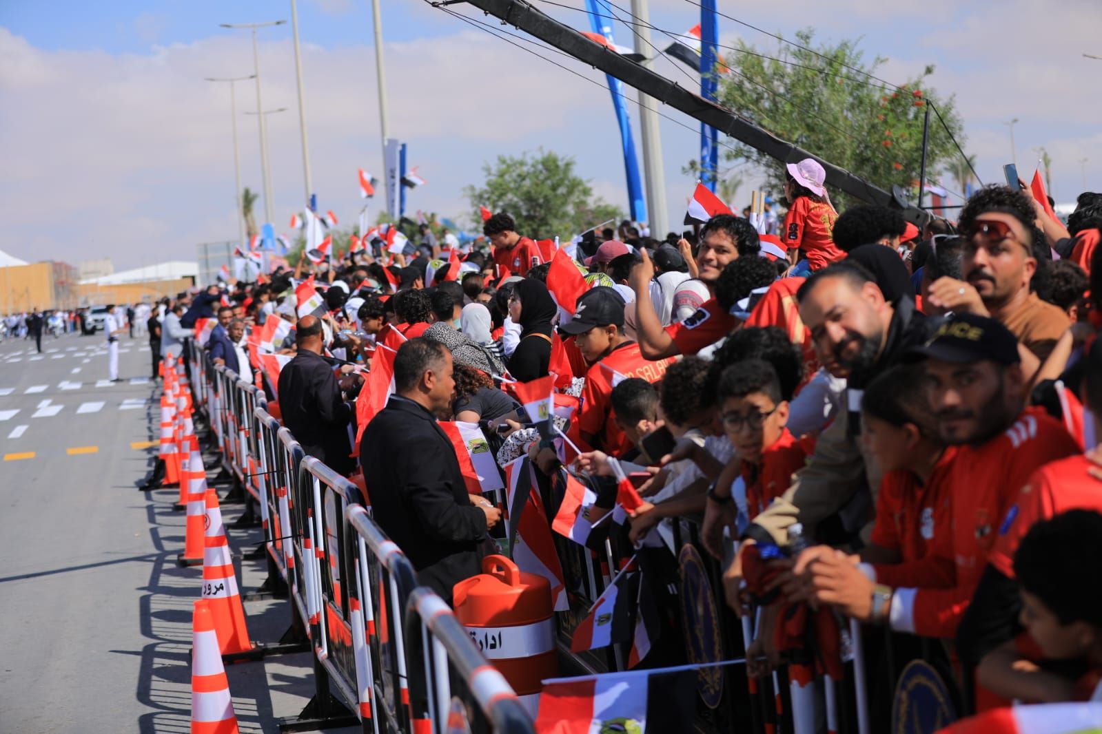 الألاف من الجماهير المصرية ونجوم الفن والسياسة في انتظار وصول طائرة المنتخب في مطار العلمين الجديدة