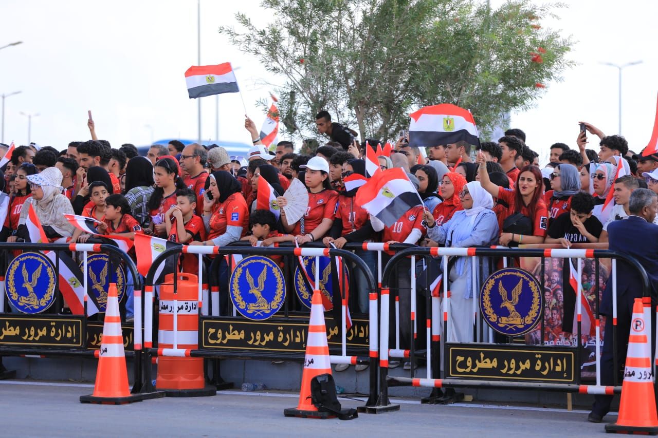 بالاعلام المصرية الجماهير تستقبل المنتخب بالعلمين