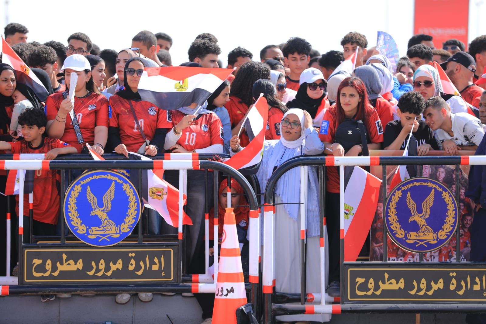 الجماهير المصرية ونجوم الفن والسياسة في انتظار وصول طائرة المنتخب في مطار العلمين الجديدة