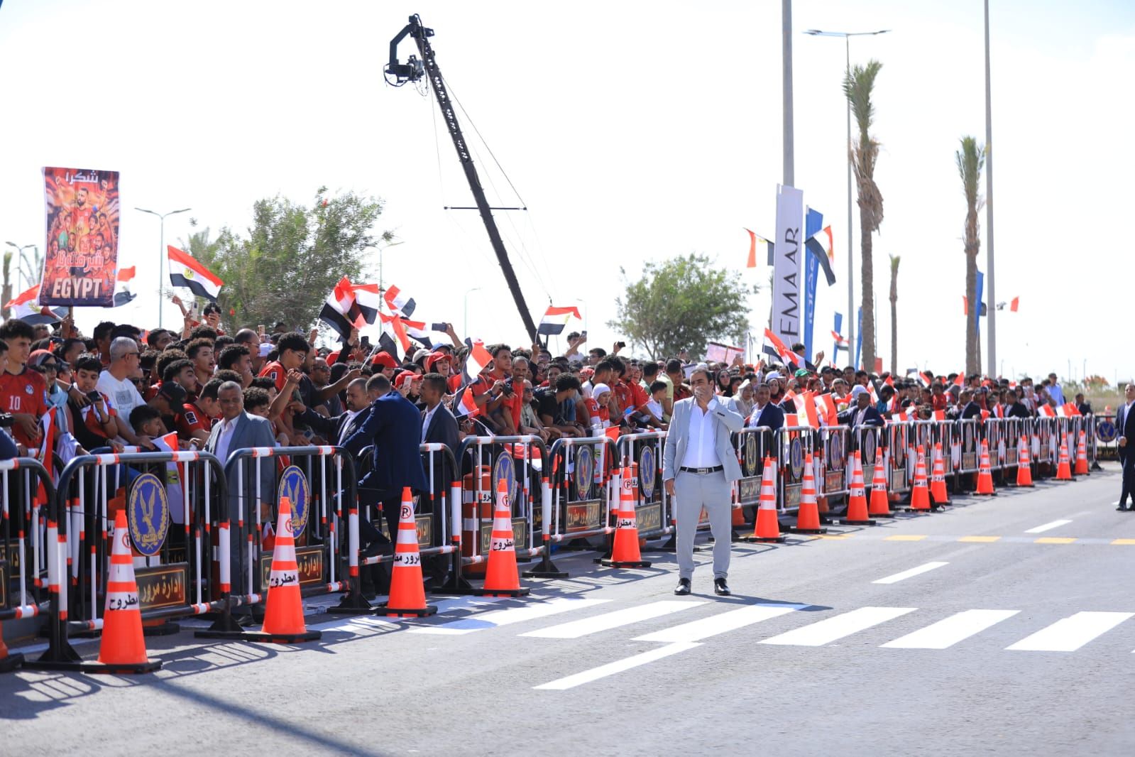 الجماهير المصرية ونجوم الفن والسياسة في انتظار طائرة المنتخب في مطار العلمين الجديدة