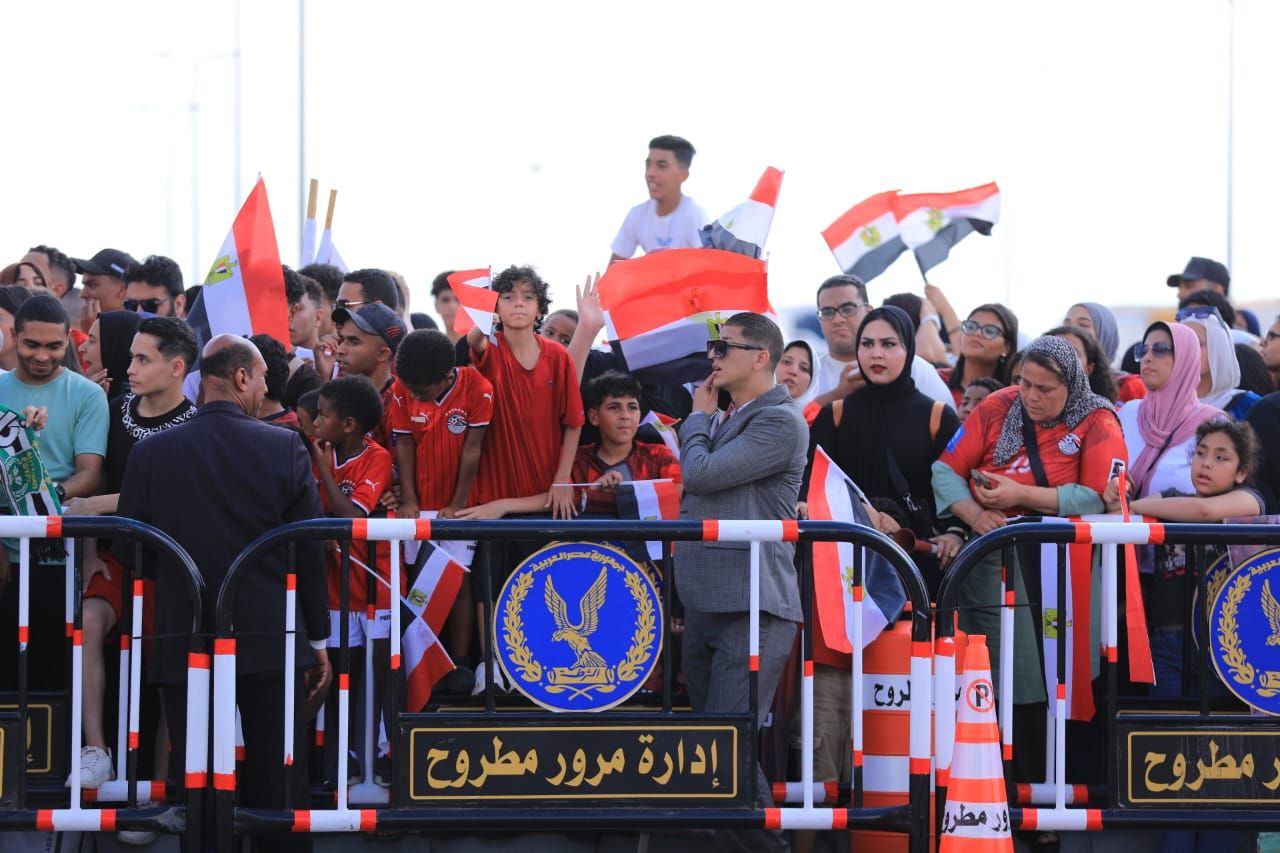 الألاف من الجماهير المصرية ونجوم الفن والسياسة في انتظار وصول طائرة المنتخب