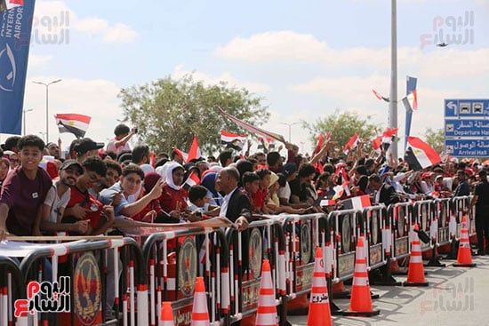 الاحتشاد امام مطار العلمين فى انتظار وصول المنتخب الاحتشاد امام مطار العلمين فى انتظار وصول المنتخب