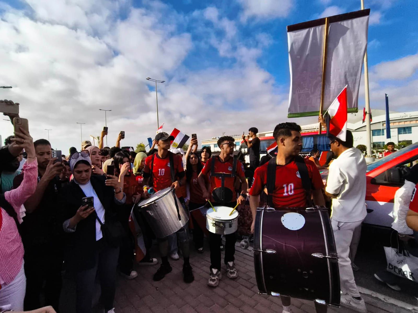 الجماهير تملئ شوراع العلمين خلال استقبال المنتخب الوطني (1) الجماهير تملئ شوراع العلمين خلال استقبال المنتخب الوطني (1)