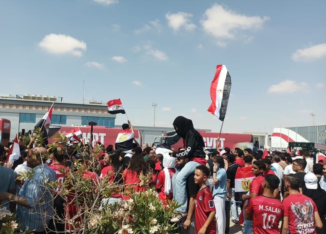 جماهير الاسكندرية في العلمين خلال استقبال المنتخب المصري جماهير الاسكندرية في العلمين خلال استقبال المنتخب المصري