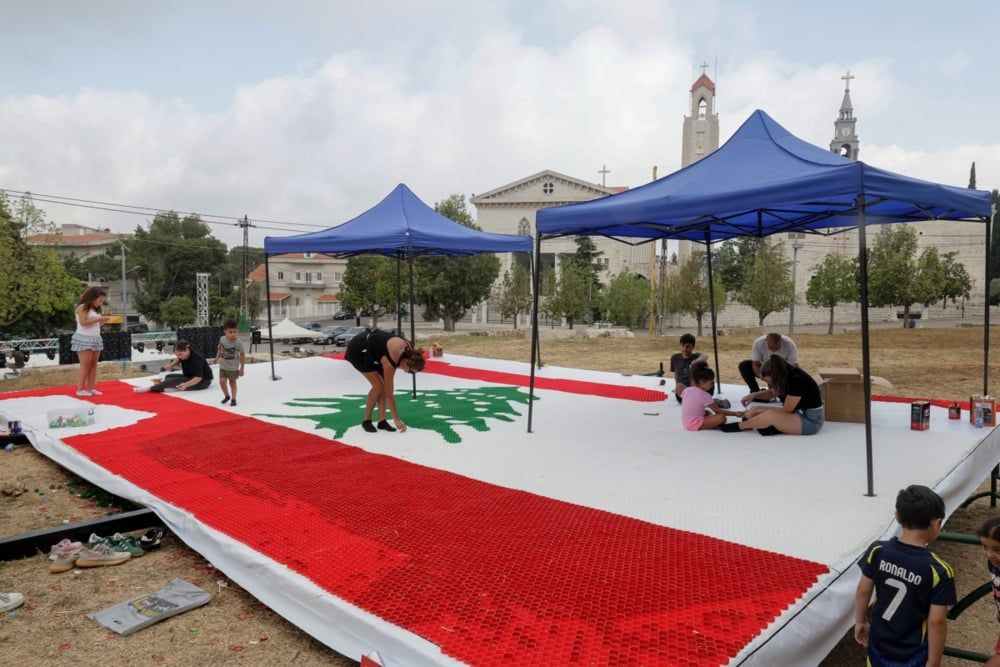 فنان متخصص في إعادة التدوير يصنع علمًا لبنانيًا بمساحة 70 مترًا مربعًا، مصنوعًا من 10452 غطاء زجاجة (11) فنان متخصص في إعادة التدوير يصنع علمًا لبنانيًا بمساحة 70 مترًا مربعًا، مصنوعًا من 10452 غطاء زجاجة (11)