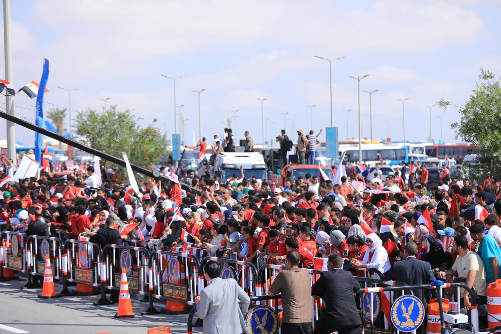 الجماهير المصرية من مختلف المحافظات فى استقبال منتخب مصر بمدينة العلمين