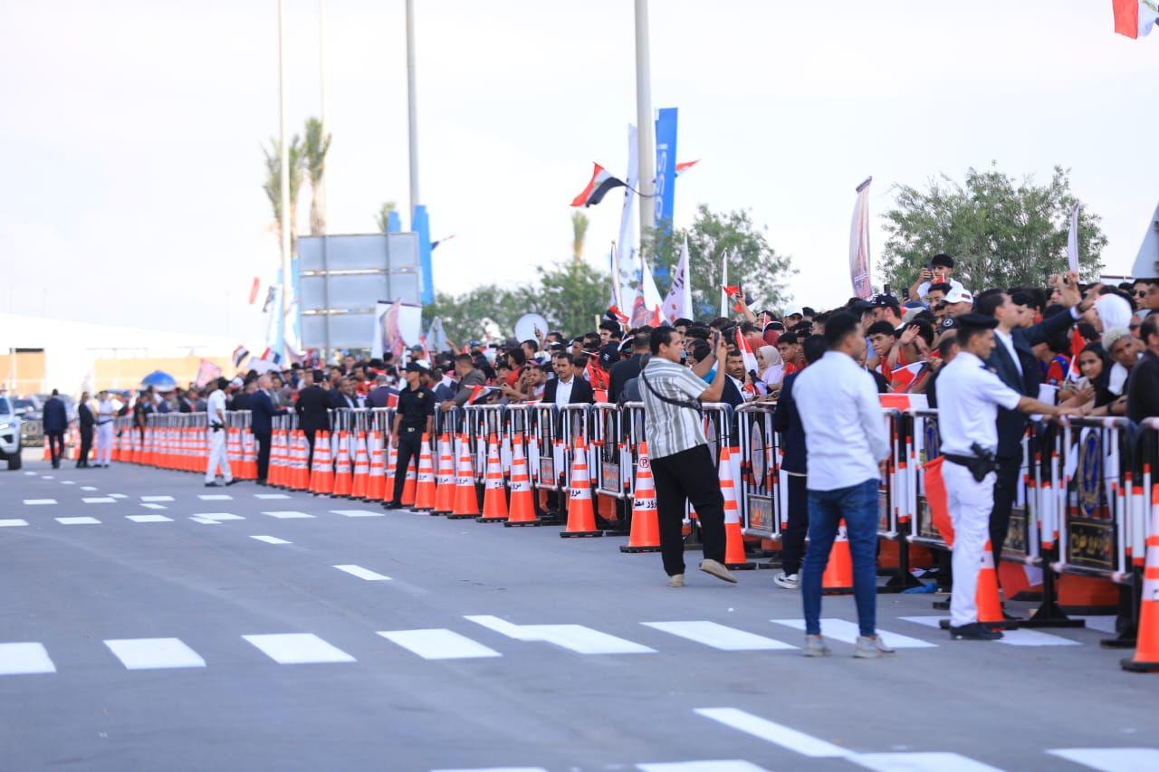 فعاليات اسقبال طائرة المنتخب بمدينة العلمين