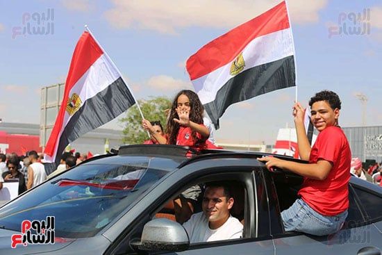 الاعلام ترفرف فى انتظار وصول طائرة المنتخب الاعلام ترفرف فى انتظار وصول طائرة المنتخب