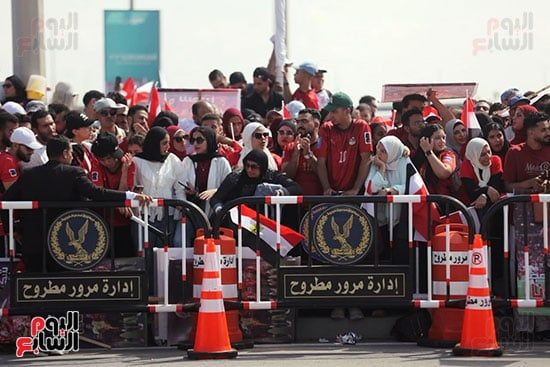 حشود الجماهير فى انتظار المتخب حشود الجماهير فى انتظار المتخب