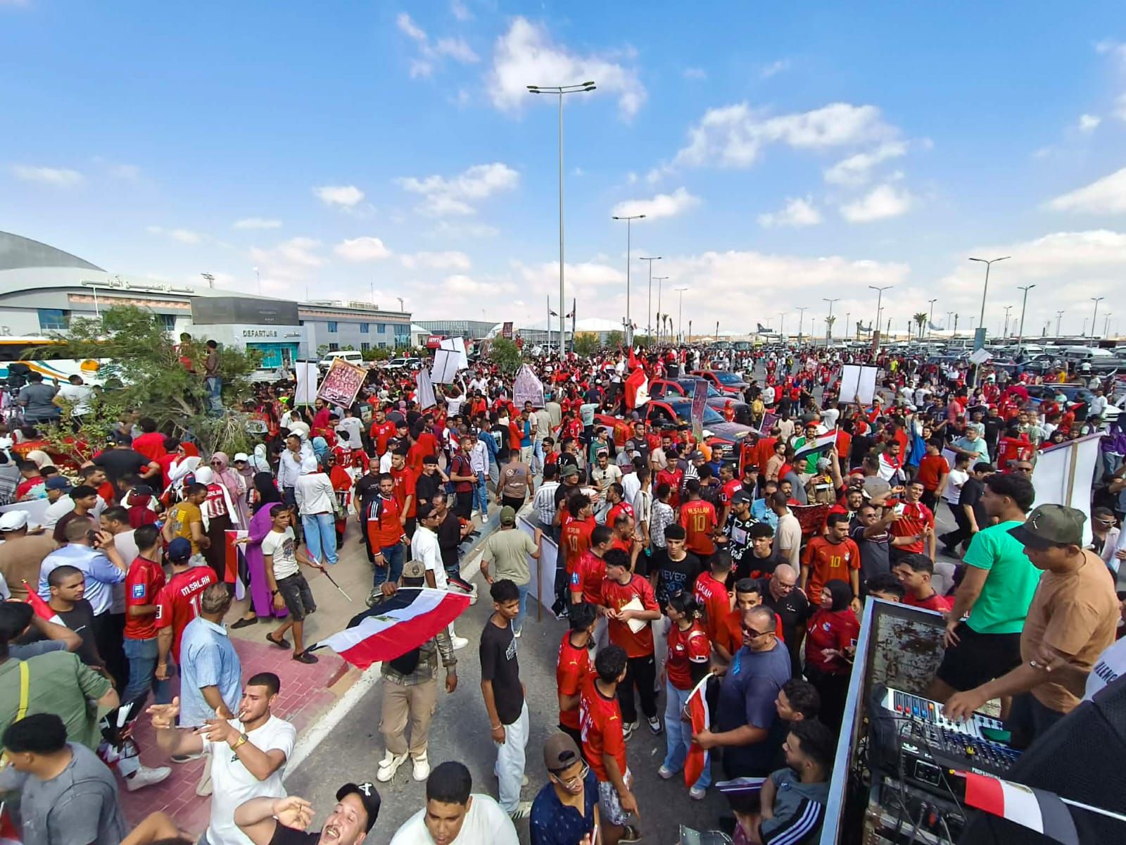 الجماهير تملئ شوراع العلمين خلال استقبال المنتخب الوطني (2) الجماهير تملئ شوراع العلمين خلال استقبال المنتخب الوطني (2)