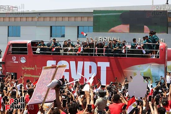 لعبى المنتخب يستقلون الحافلة المكشوفه لعبى المنتخب يستقلون الحافلة المكشوفه