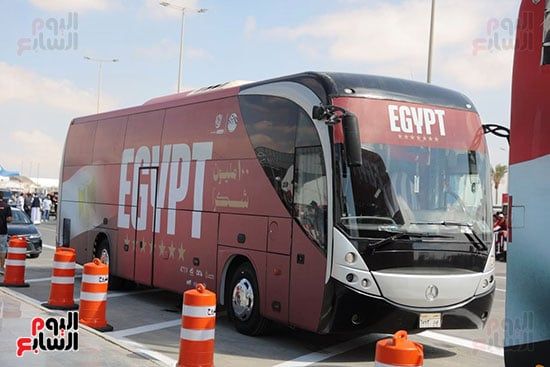 حافلة المنتخب امام مطار العلمين حافلة المنتخب امام مطار العلمين
