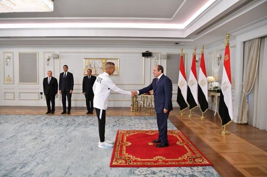 الرئيس السيسى وأفراد الجهاز الفنى الرئيس السيسى وأفراد الجهاز الفنى