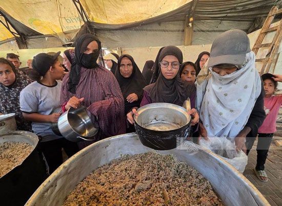 طوابير من النساء والأطفال للحصول على الطعام طوابير من النساء والأطفال للحصول على الطعام
