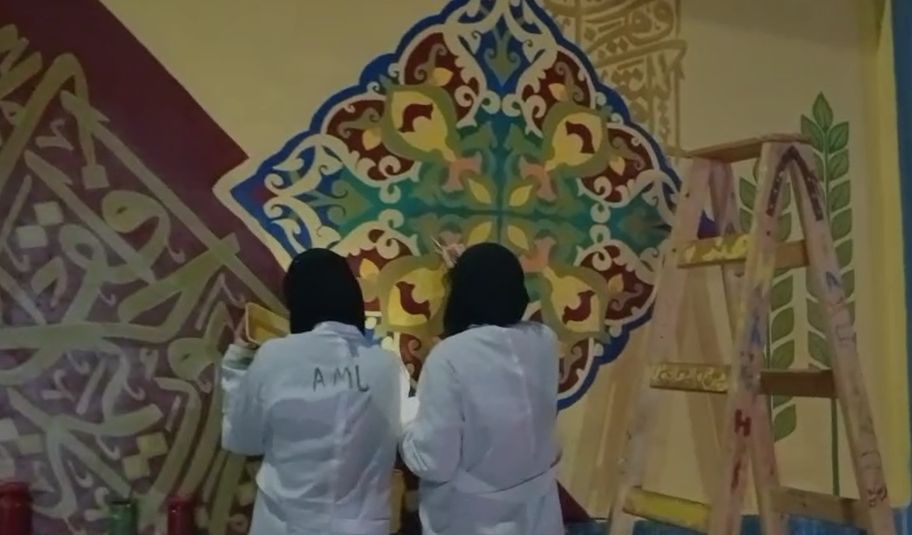طالبات يشاركن في رسم الجداريات طالبات يشاركن في رسم الجداريات
