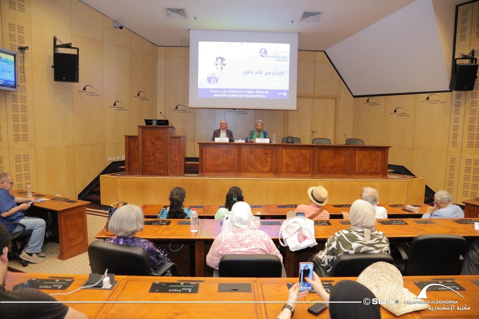 جانب من ندوة الإبداع في عالم متغير بمكتبة الإسكندرية (2) جانب من ندوة الإبداع في عالم متغير بمكتبة الإسكندرية (2)
