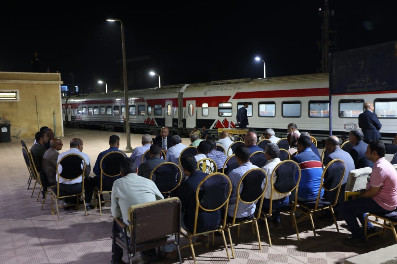 وزير النقل يجتمع بمسئولى السكة الحديد على رصيف المحطة (2)