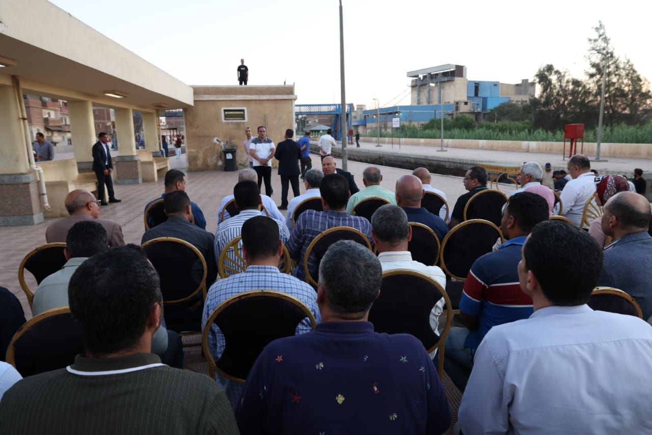 وزير النقل يجتمع بمسئولى السكة الحديد على رصيف المحطة (5)