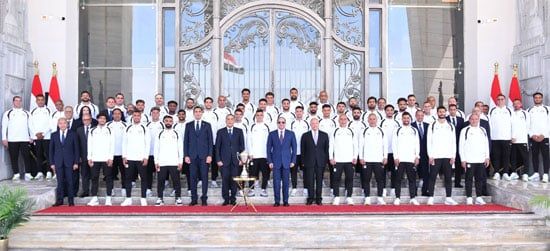 الرئيس يكرم منتخب مصر الرئيس يكرم منتخب مصر
