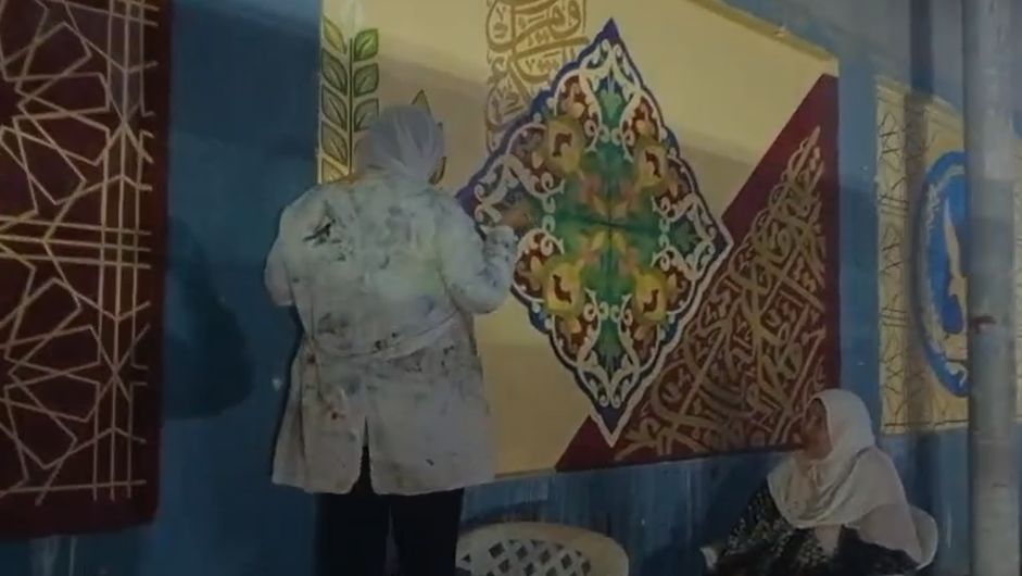 طالبة ووالدتها خلال مشاركتها في رسم الجدريات طالبة ووالدتها خلال مشاركتها في رسم الجدريات