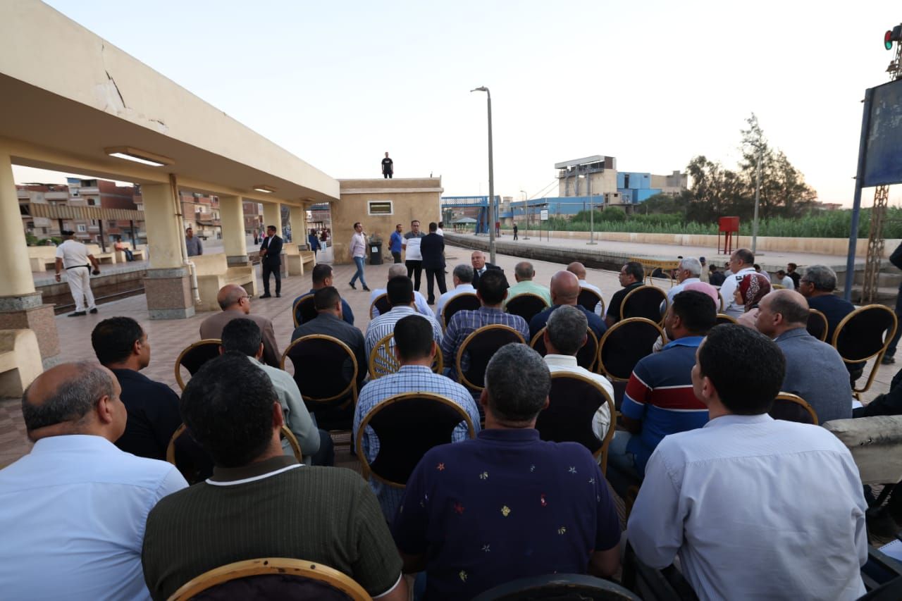 وزير النقل يجتمع بمسئولى السكة الحديد على رصيف المحطة (4)