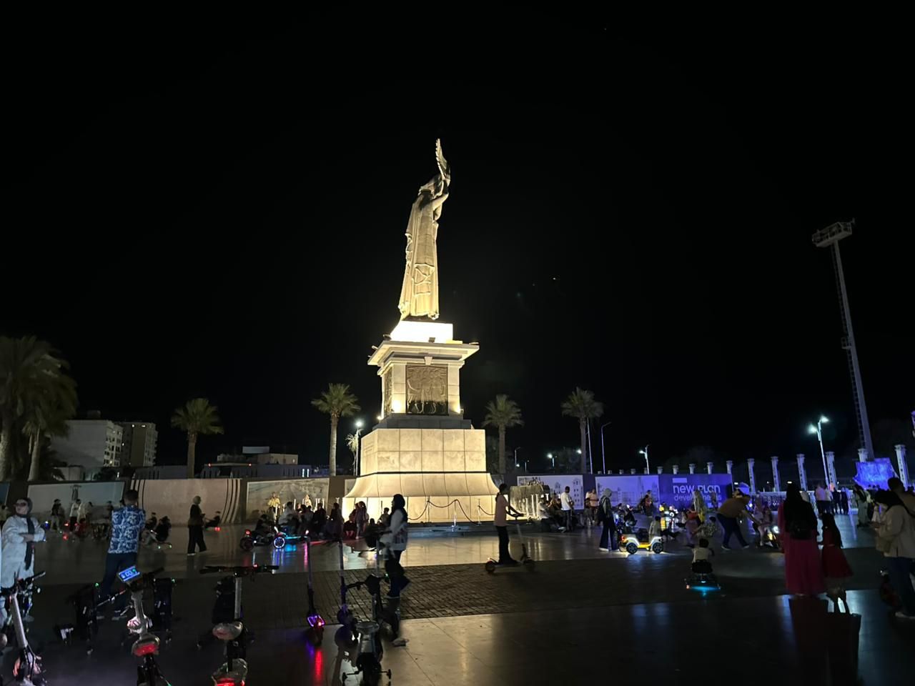 التمثال يتوسط الساحة التمثال يتوسط الساحة
