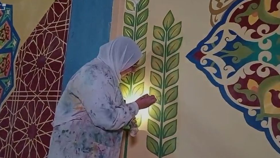 طالبة تزين جدران المصالح الحكومية بجدريات طالبة تزين جدران المصالح الحكومية بجدريات