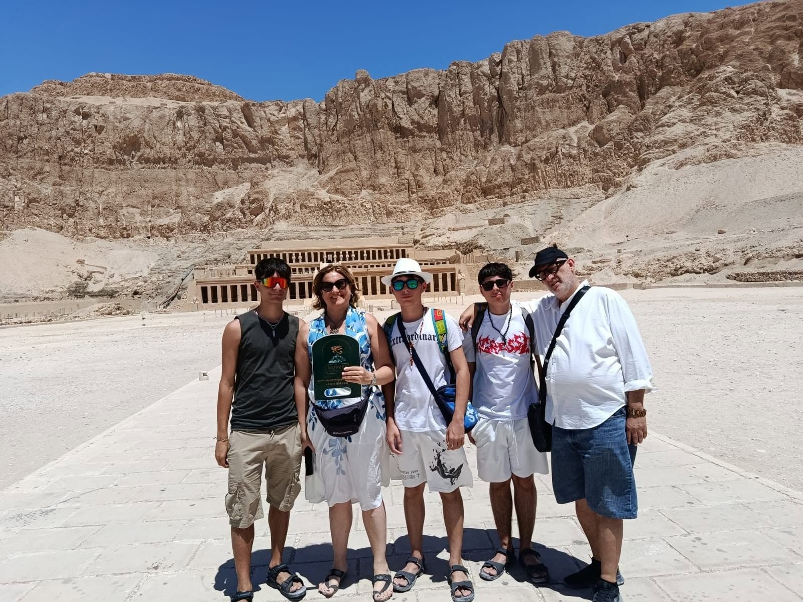 جانب من استمتاع السائحين وأسرهم فى معابد الأقصر جانب من استمتاع السائحين وأسرهم فى معابد الأقصر