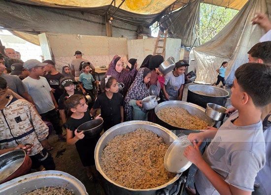 تكية خيرية لتوزيع الطعام فى منطقة المواصى تكية خيرية لتوزيع الطعام فى منطقة المواصى