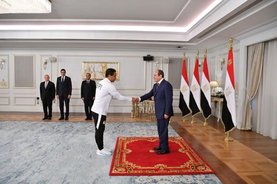 الرئيس يكرم جهاز المنتخب الرئيس يكرم جهاز المنتخب